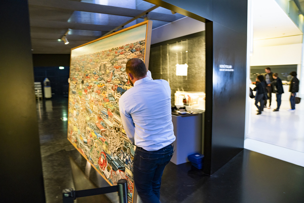 Beim Einrichten der Sonderschau - ein Gemälde von Erro - BMW Art Cars Sonderschau im BMW-Museum in München 2018