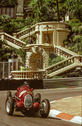Beim Fotografieren mit der Treppe in Hintergrund Alfa Romeo 8C 1935 (Monaco Historique 1997)