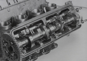 Beim Mercedes W154 F1 wurden die Ventile für das Öffnen und Schliessen über Nocken gesteuert