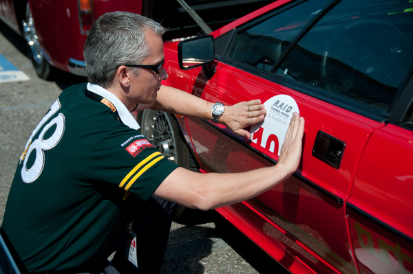 Beim Montieren der Nummernschildern ist oft Fantasie gefragt. Hier am Beispiel der knapp verfügbaren Flächen am Lotus Turbo – RAID Suisse-Paris 2013