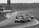 Beim Premierenrennen auf dem Hockenheimring versetzt Harald Grohs (vorne links) die Konkurrenz im Renault-5-Cup 1974 in Angst und Schrecken