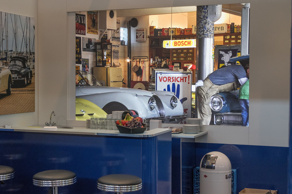 Beim Stand von OCC durfte man einen Blick in die Garage werfen... - Motorworld Classics Bodensee 2018