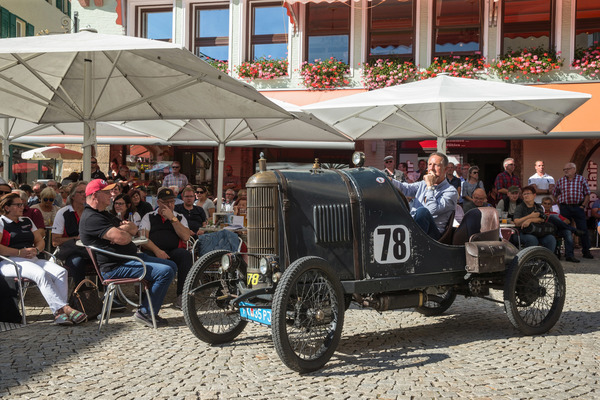 Beim Starten des problemlosen 2,5-Liter-Einzylindermotors des Lion Peugeot aus dem Jahre 1909 schüttelte sich das ganze Auto wie ein nasser Hund.
