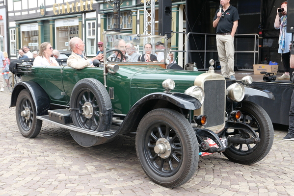 Beim Sunbeam 16/40 ging selbst dem wortgewandten Moderator Andy Schwietzer mal die Kenntnis aus. So übergab er das Mikro kurzerhand an den Eigner Bodo Rengshausen-Fischbach. Der wollte weiterfahren: „wenn er zu heiß wird, geht er aus“ – Einbecker Oldtimertage 2025