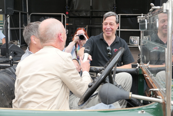 Beim Sunbeam 16/40 ging selbst dem wortgewandten Moderator Andy Schwietzer mal die Kenntnis aus. So übergab er das Mikro kurzerhand an den Eigner. Der wollte weiterfahren: „wenn er zu heiß wird, geht er aus“ – Einbecker Oldtimertage 2025