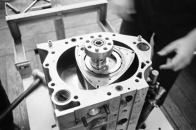 Beim Zusammenbau eines Wankelmotors entsteht Schicht für Schicht das präzise „Sandwich“ – Toleranzen an Flächen und Seiten müssen exakt eingehalten werden