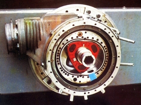 Beim ersten Wankel drehten sowohl der rote Rotor als auch sein Gehäuse. Der Motor drehte sanft bis 12'000/min, war jedoch schwierig mit Zündung und Kraftstoff zu versorgen