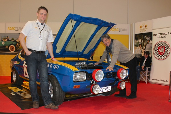 Bild Beim fast fertig restaurierten Ford Capri von Walter Röhrl präsentieren Christian Geistdörfer und Alexander Gawronski den frischen Motor - Bremen Classic Motorshow 2016