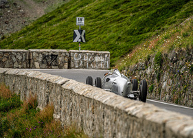 Beinahe 18: Hans-Joachim Stuck 27 Kehren vor der Passhöhe. Der imposante Auto Union Typ C Grand-Prix-Wagen mit V16-Mittelmotor ist eine authentische Replik – das Original fuhr Vater Hans Stuck 1936 sehr erfolgreich.