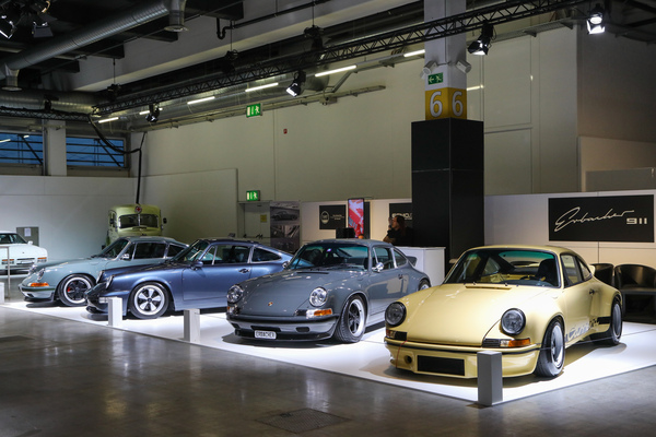 Beindruckende Phalanx von Restomod-Porsche 911 bei Erbacher - Auto Zürich 2022