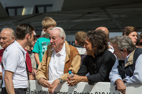 Bekannte Porsche-Legenden im Publikum! Der ehemalige Porsche-Rennfahrer Eberhard Mahle mischte sich unters Publikum - Eindrücke vom Anlass "Le Mans & Zuffenhausen" am 13./14. Juni 2015 Bekannte Porsche-Legenden im Publikum! Der ehemalige Porsche-Rennfahrer Eberhard Mahle mischte sich unters Publikum - Eindrücke vom Anlass "Le Mans & Zuffenhausen" am 13./14. Juni 2015