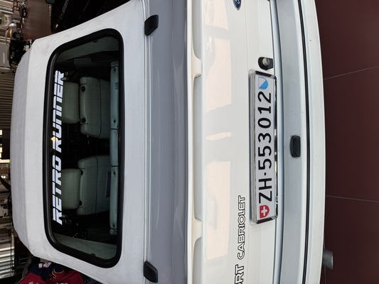 Bekenntnis zum Altmodischen auf der Heckscheibe von Michelles Ford Escort Cabriolet – Meet Emil 2025