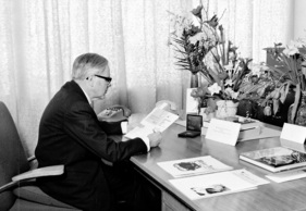 Béla Barényi an seinem Schreibtisch, 1970