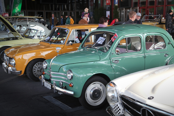 Beliebte Klassiker von damals - Alfa Romeo Giuila, Renault 4 CV (Heck) und Mercedes-Benz Pagode - Oldtimermesse St. Gallen am 30. Oktober 2016