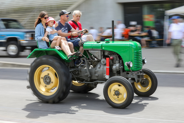Beliebte Publikumsfahrten mit dem Steyr Traktor - Old Wheels Biel-Bienne 2025