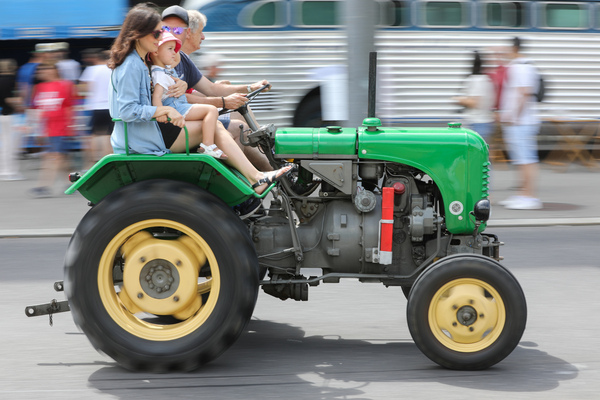 Beliebte Publikumsfahrten mit dem Steyr Traktor - Old Wheels Biel-Bienne 2025