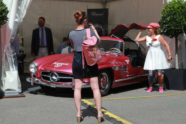 Bild: Beliebtes Foto-Sujet - der Mercedes-Benz 300 SL Flügeltürer bei Chopard - Zurich Classic Car Award 2020