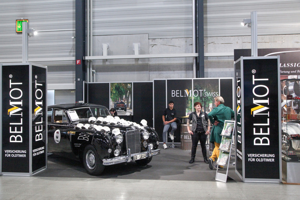 Belmot wirbt mit Jaguar-Limousine für die umfassenden Versicherungsleistungen - Swiss Classic World Luzern 2021