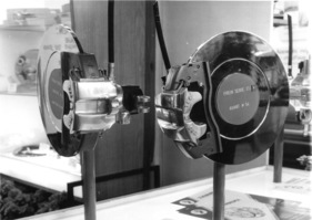 Bendix und Lockheed mit Scheibenbremsen mit schwimmenden Sätteln - Genfer Autosalon 1967