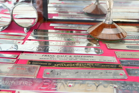 Benötigt noch jemand eine Plakette vom Karosseriebauer oder vom Vertragshändler?