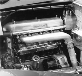 Bentley 3 Litre (1925) - Motor mit vier Zylindern und vier Ventilen pro Zylinder Bentley 3 Litre (1925) - Motor mit vier Zylindern und vier Ventilen pro Zylinder