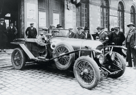 Bentley 3 Litre Sports (1924) – der Le-Mans-Siegerwagen von Cpt. John Duff (am Steuer) und Frank Clement