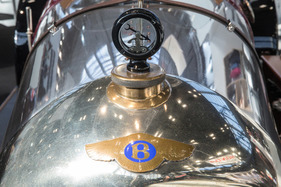Bentley 3 l (1919) - Wasserthermometer auf dem Kühlergrill - Rétromobile Paris 2019