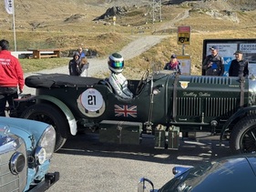 Bild Bentley 4 1/2 Liter (1928) mit Katarina Kyvalova, eine der "Bentley Belles" und der wohl aktivsten und bekanntesten Frauen der Szene – zudem mehrfach Mille Miglia erprobt – und das sicher nicht als schmückende Beifahrerin – Bernina Gran Turismo 2025