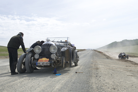Bentley 4 1/2 Litre (1928) - ein Reifenschaden muss geflickt werden - Rallye Peking-Paris 2013