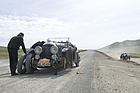 Bentley 4 1/2 Litre (1928) - ein Reifenschaden muss geflickt werden - Rallye Peking-Paris 2013
