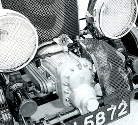 Bentley 4 1/2 Litre Supercharged "Blower" (1929) – Das namensgebende Gebläse vor dem Kühlergrill
