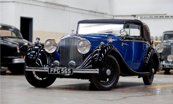 Bild: Bentley 4 1/4 Litre à portières 'parallèles' Coupé Sedanca (1937) - angeboten als Lot 381 an der Versteigerung "Les Grandes Marques du Monde au Grand Palais" von Bonhams am 6. Februar 2014