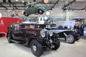 Bentley 8 Litre (1930) - Beziehungskiste mit Bugatti Typ 41 Royale von 1931, darüber ein weiterer Meilenstein, ein VW Käfer von 1950 - Techno Classica 2015