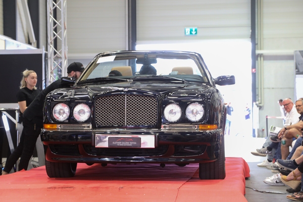 Bentley Azure (2001) - als Lot 23 an der Swiss Classic World Versteigerung der Oldtimer Galerie Toffen in Luzern am 3. Juni 2023