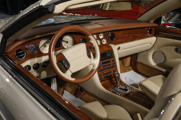 Bentley Azure (2008) - Lot 134 an der Oldtimer Galerie Toffen Versteigerung von Gstaad am 29. Dezember 2024