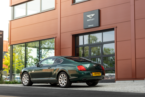 Image: Bentley Continental GT (2004) - photographed in front of the base in Berlin
