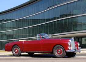 Bentley Continental R Graber (1954) - das Heck bestand aus Stahlblech, während der Vorderwagen aus Aluminumblech geformt wurde Bentley Continental R Graber (1954) - das Heck bestand aus Stahlblech, während der Vorderwagen aus Aluminumblech geformt wurde