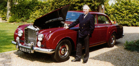 Jack Phillips war Leiter der Motorenentwicklung bei Rolls-Royce. Hier posiert er 1994 neben einem Bentley Continental Flying Spur, der natürlich seinen Motor unter der Haube hat.