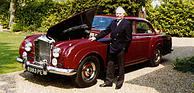 Jack Phillips war Leiter der Motorenentwicklung bei Rolls-Royce. Hier posiert er 1994 neben einem Bentley Continental Flying Spur, der natürlich seinen Motor unter der Haube hat.