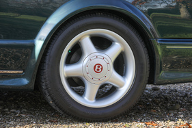 Bentley Continental T (1996) - auch auf den grossen Rädern thront das Bentley-"B" auf rotem Grund (1996)
