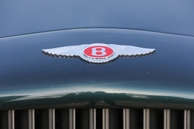 Bentley Continental T (1996) - roter Hintergrund für das Bentley-B (1996)