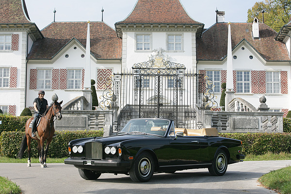Bentley Corniche (1980) - Ross, Reiterin und Bentley vor einem alterhwürdigen Gebäude - das passt