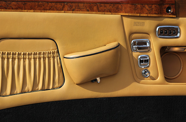 Bentley Corniche (1980) - Über die Schalter in der Farhertüre können alle vier elektrischen Fensterheber bedient werden