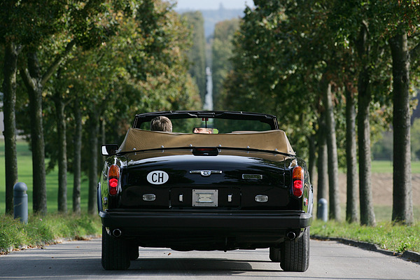 Bentley Corniche (1980) - die hohe Kapuze über dem Verdeck schränkt die Übersichtlichkeit nach hinten wesentlich ein