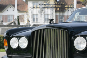 Bentley Corniche (1980) - statt einer 'Emily' ragt ein geflügeltes Bentley aus dem Kühlergrill