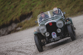 Bentley Derby 4 1/4 (1935) - LeJog Rallye 2019 - Goldmedaillen-Gewinner Stuart Anderson mit Tochter Emily, die in letzter Minute einspringen musste Bentley Derby 4 1/4 (1935) - LeJog Rallye 2019 - Goldmedaillen-Gewinner Stuart Anderson mit Tochter Emily, die in letzter Minute einspringen musste
