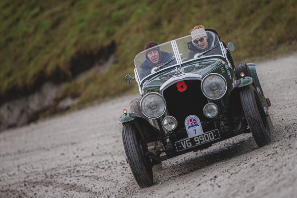 Bild Bentley Derby 4 1/4 (1935) - LeJog Rallye 2019 - Goldmedaillen-Gewinner Stuart Anderson mit Tochter Emily, die in letzter Minute einspringen musste