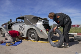 Bentley Drophead (1936) - Reifenschaden und andere Probleme unterwegs - Rallye Peking-Paris 2013 Bentley Drophead (1936) - Reifenschaden und andere Probleme unterwegs - Rallye Peking-Paris 2013