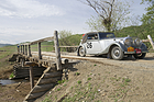 Bentley Drophead (1936) - die Brücke muss überquert werden, auch wenn sie wenig Vertrauen einflösst - Rallye Peking-Paris 2013