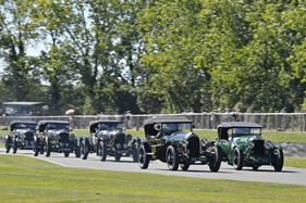 Bild Bentley Feld nach dem Start der Brooklands Trophy - Goodwood Revival 2019